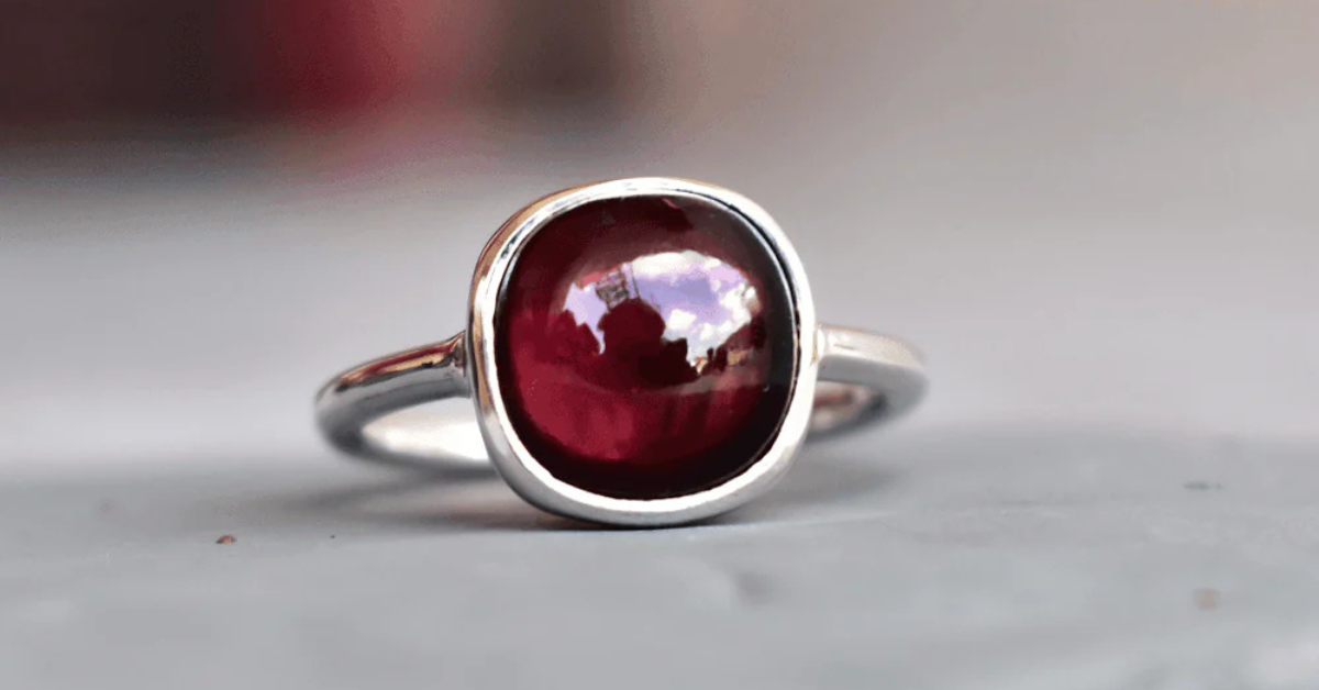 Who should wear a garnet ring?