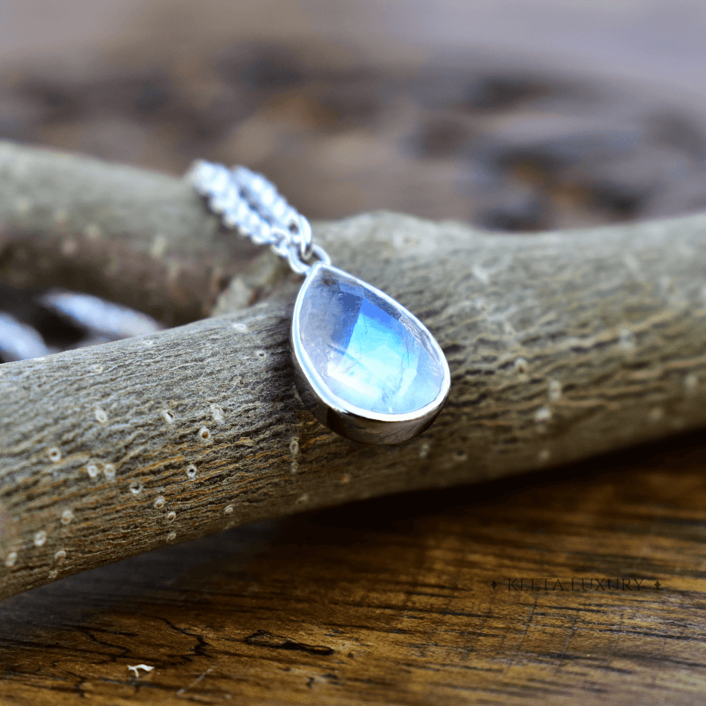 Facets Talk - Moonstone Necklace -
