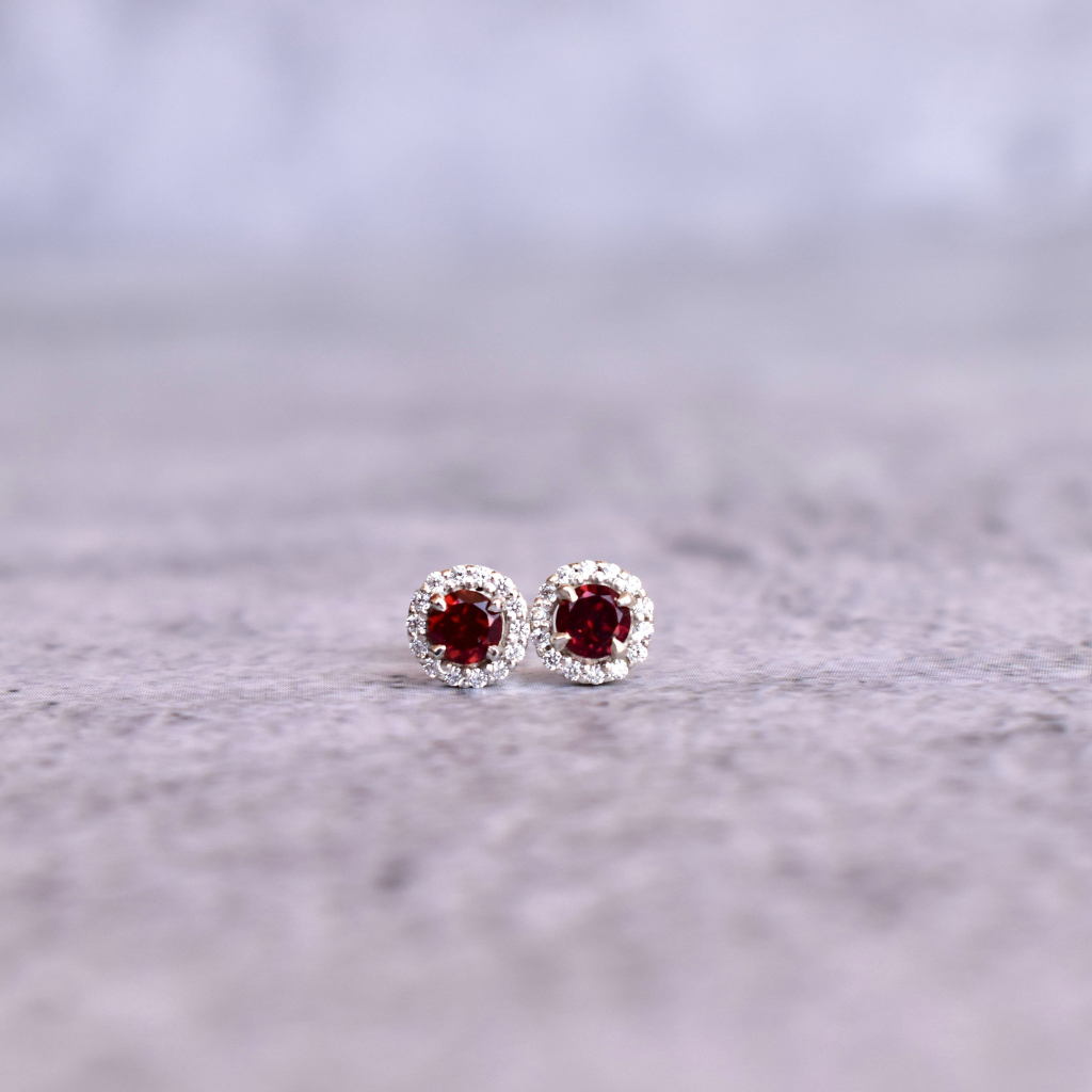 Minimal - Garnet Stud -