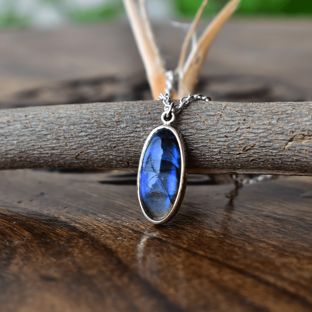 Oval Regency - Labradorite Necklace -