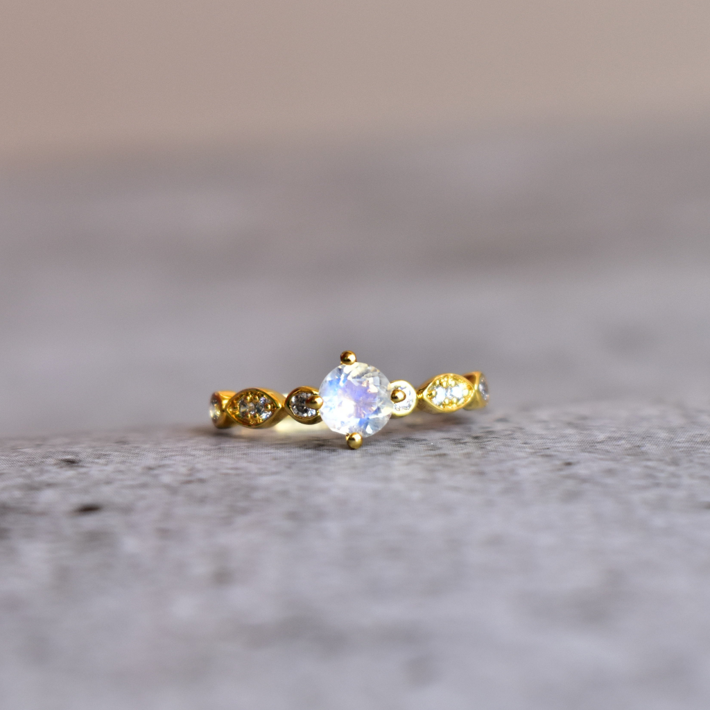 Petite Bliss - Moonstone Ring -