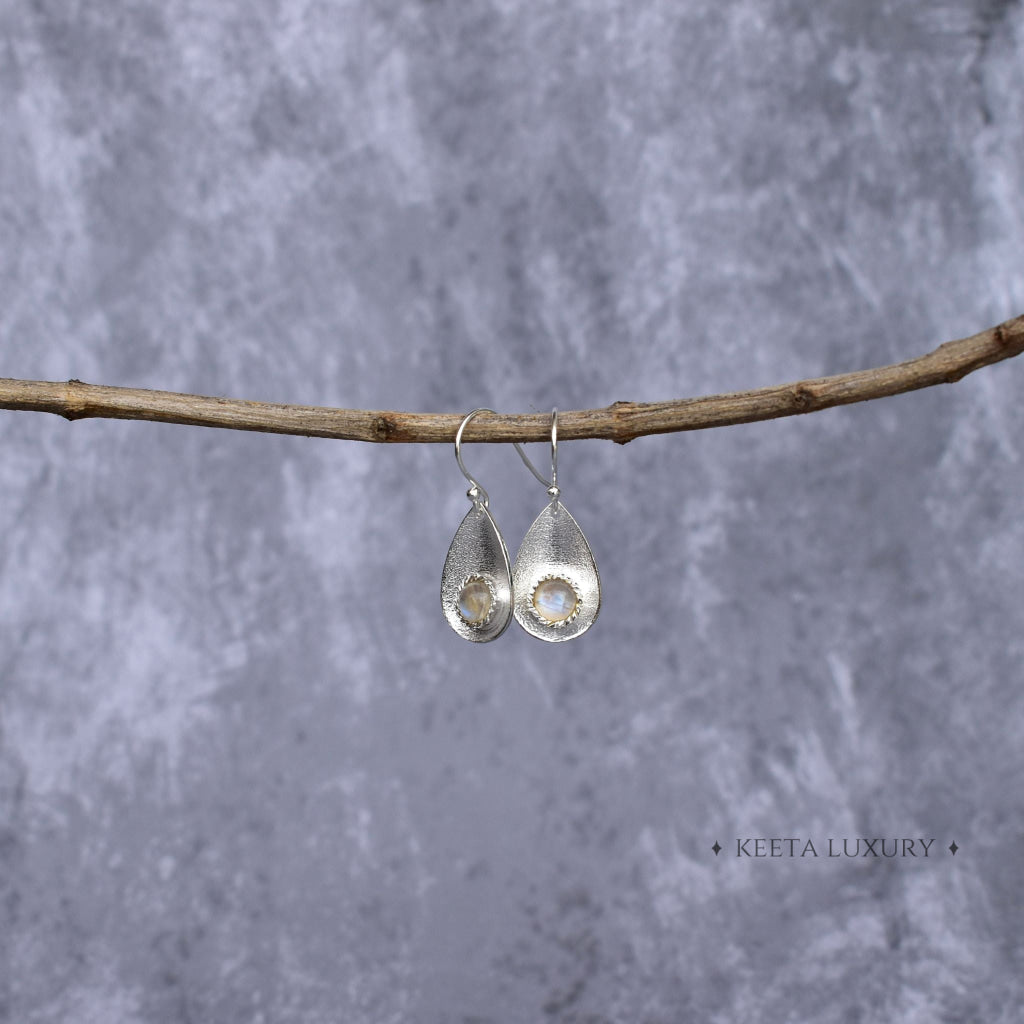 Subtle Elegance - Moonstone Earrings -